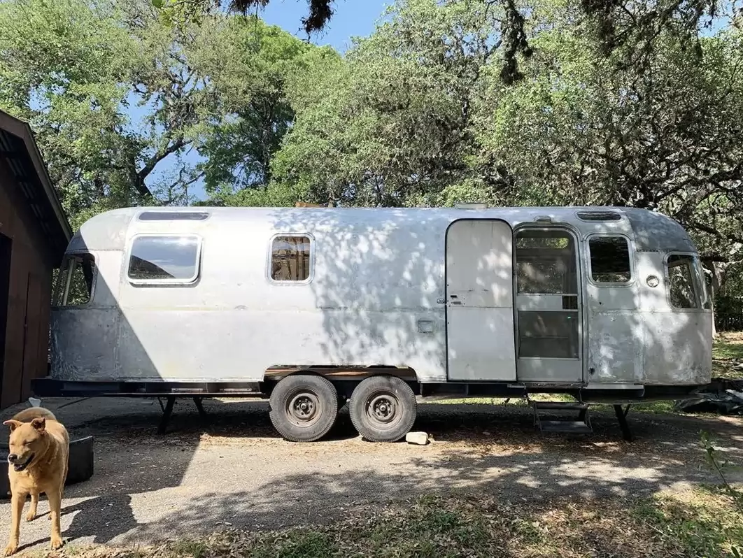 Рестав­ра­ция на кара­ва­ната Airstream Argosy от 1976 година